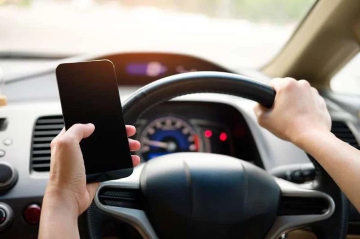 Folosirea telefonului la volanul unei mașini închiriate