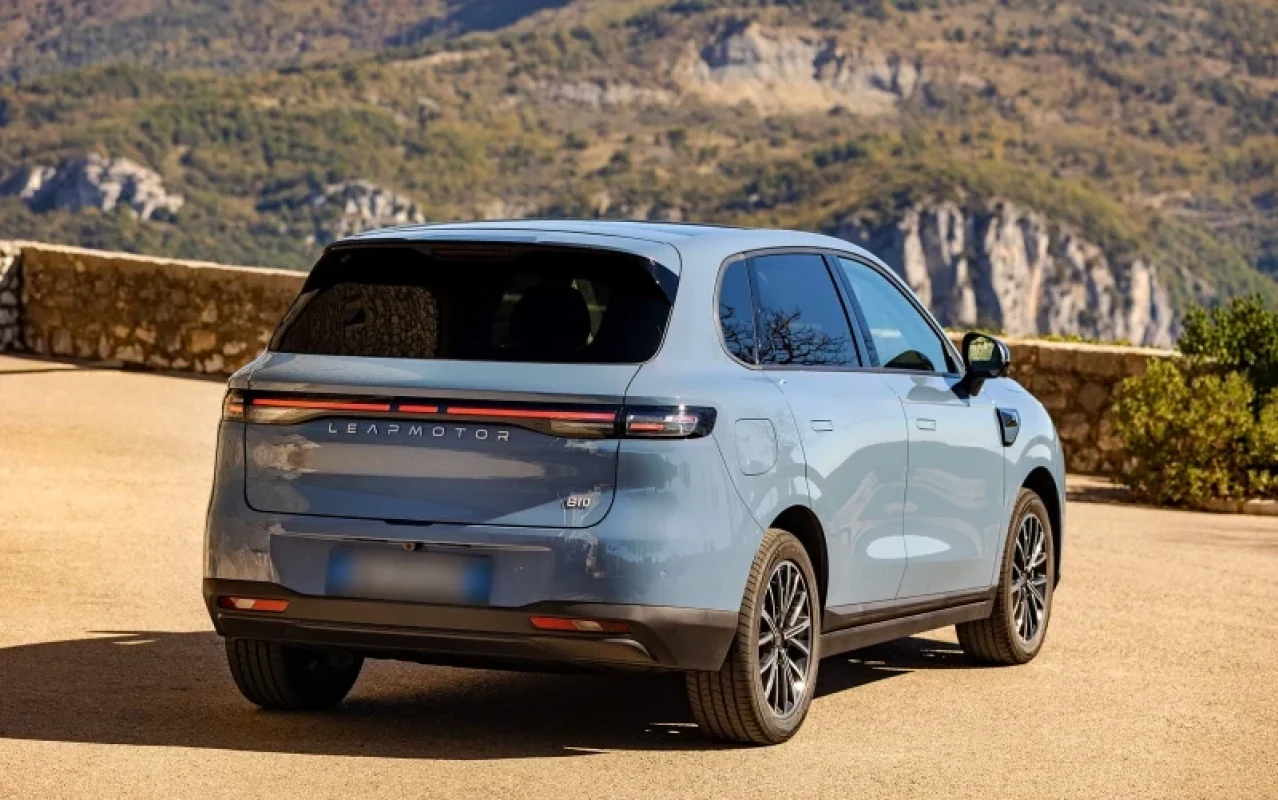 Leapmotor lansează în România versiunea B10 Hybrid EV: Autonomie de 900 km și preț sub 30.000 de euro