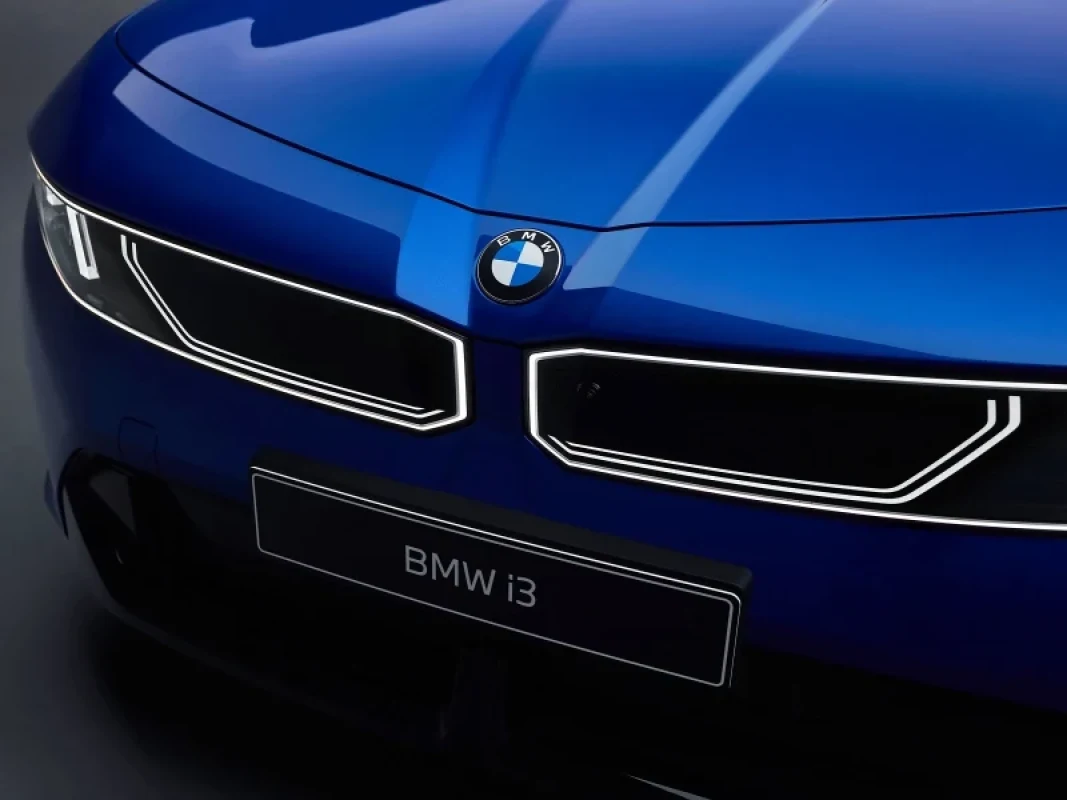 BMW a produs 2 milioane de mașini electrice: modelul i5 M60 marchează acest prag