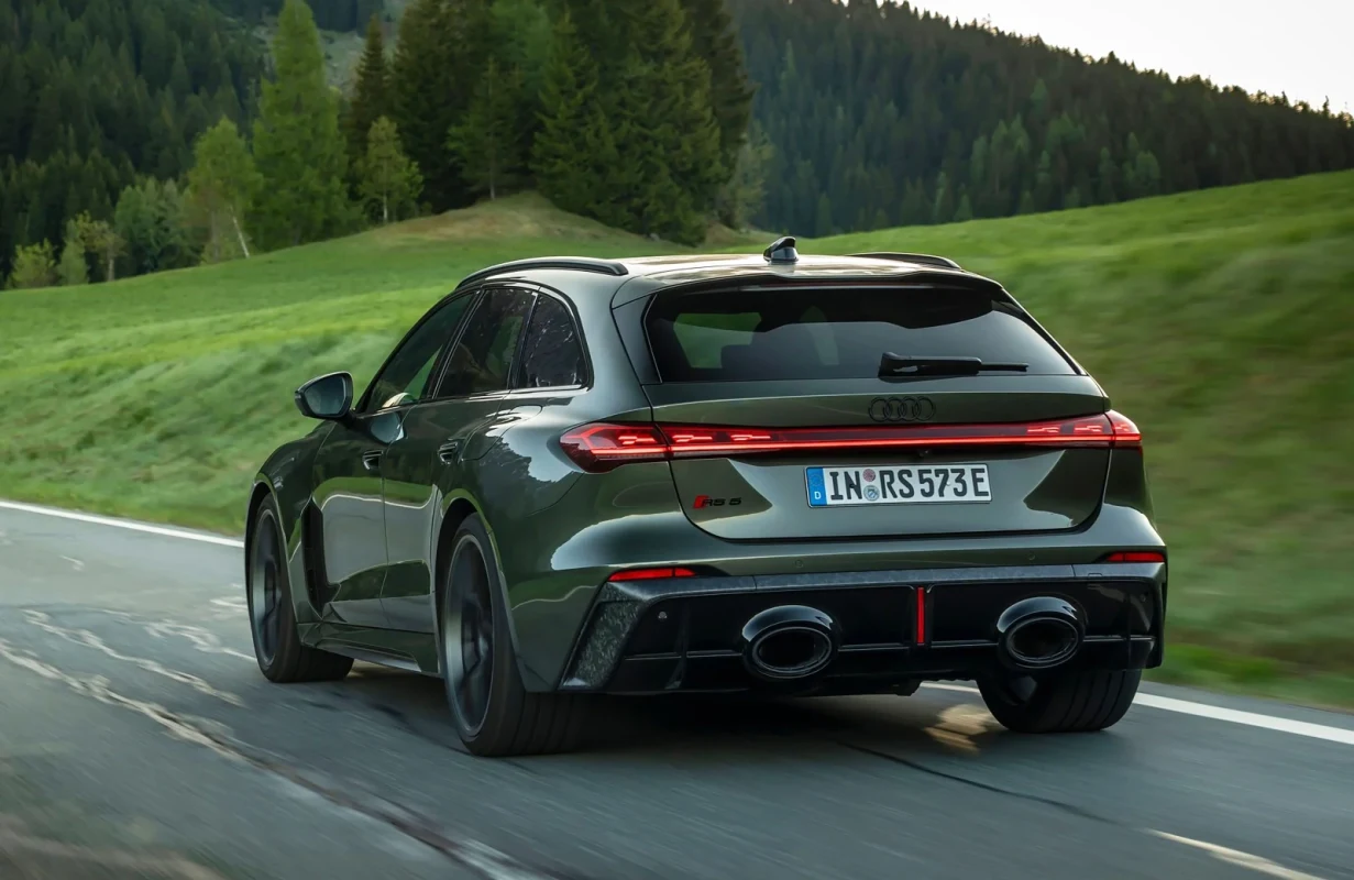 Primul Audi RS5 Plug-in Hybrid din istorie a ajuns în showroom-urile din România înainte de lansarea oficială în Europa